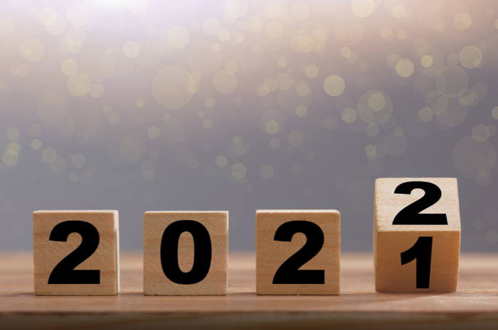 Wooden numbers 2 0 2 1 turning to 2 0 2 2